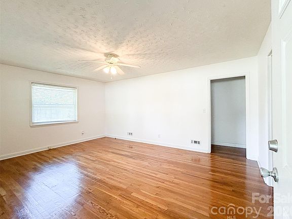 3rd image of 119 Hillcrest St
