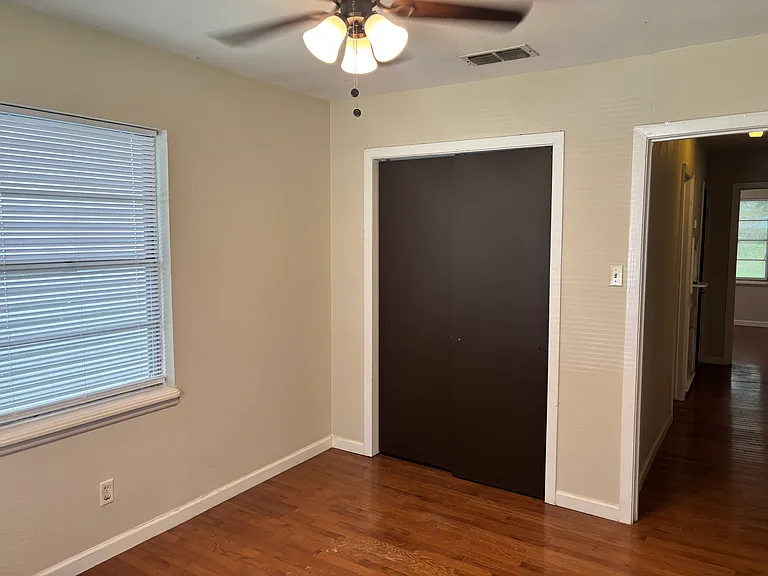 610 W Bullock St — Photo 2