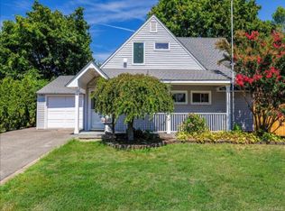 24 Bobwhite Ln, Hicksville, NY 11801
