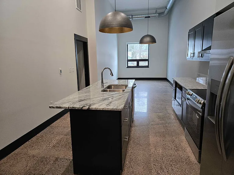 1319 Oak St — Photo 2