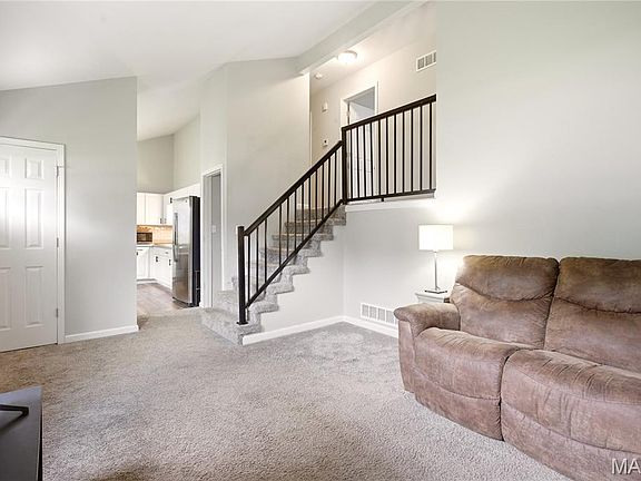3rd image of 10113 Sunridge Trl S