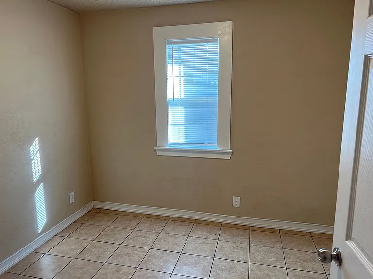 213 W Seneca St — Photo 15
