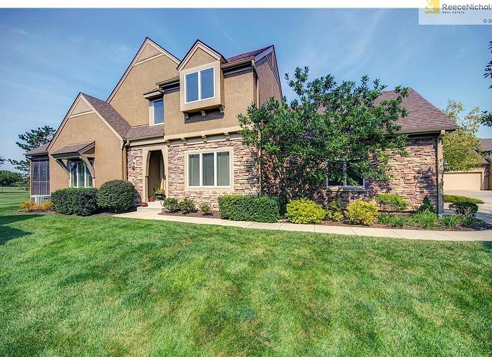 Beautiful stone and stucco exterior.  Large 1.5 Story end unit in the cul-de-sac.