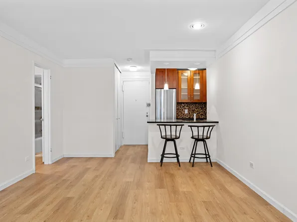 240 East 35th Street image 11 of 18