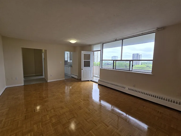 5950 Bathurst St #709 — Photo 25