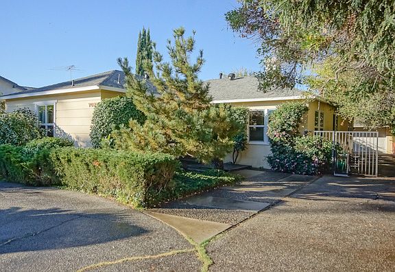 3rd image of 7027 N Vista St