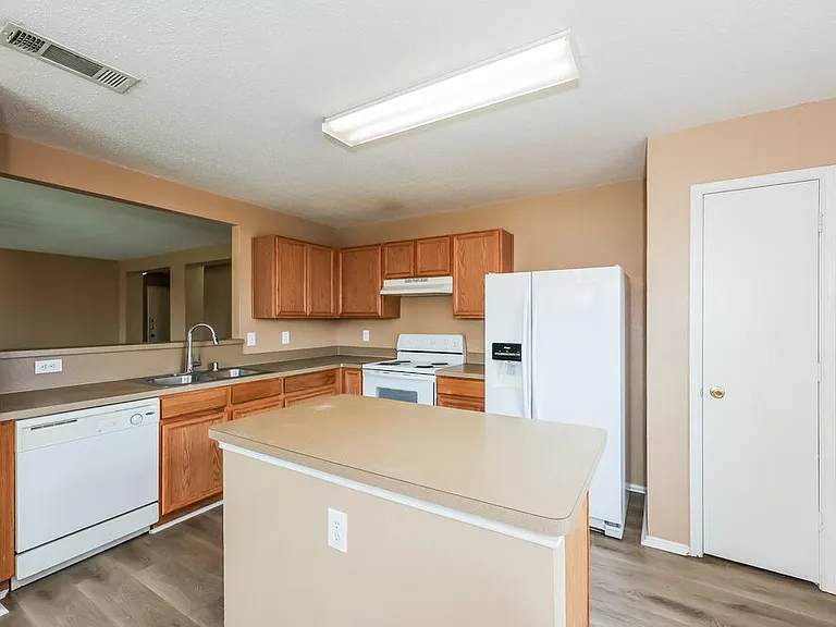 1324 Burleson St — Photo 7