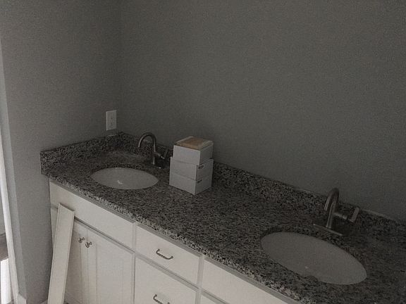 4th image of 103 W Edinburgh Ct