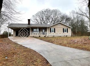 5847 Meadow View Ln, Flowery Branch, GA 30542
