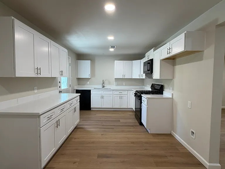 6812 Lakeside Dr — Photo 2