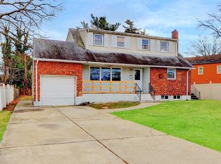 589 County Line Rd, Amityville, NY 11701