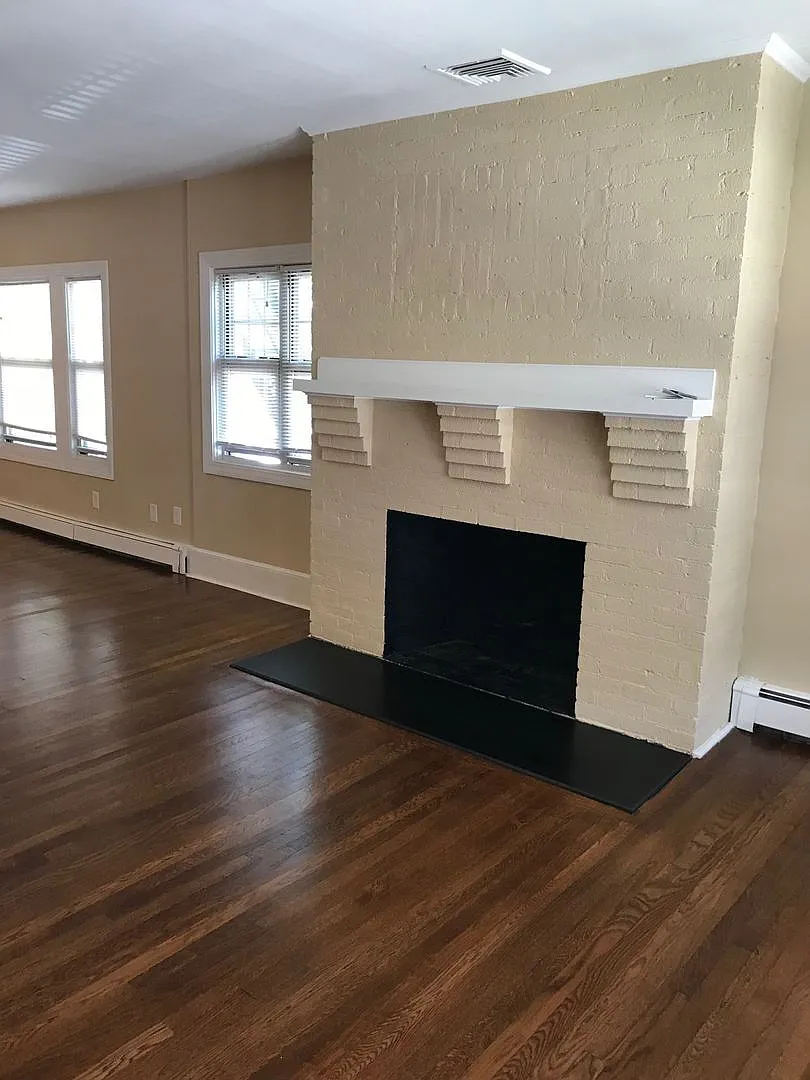 Charming 4 Bedroom — Photo 2