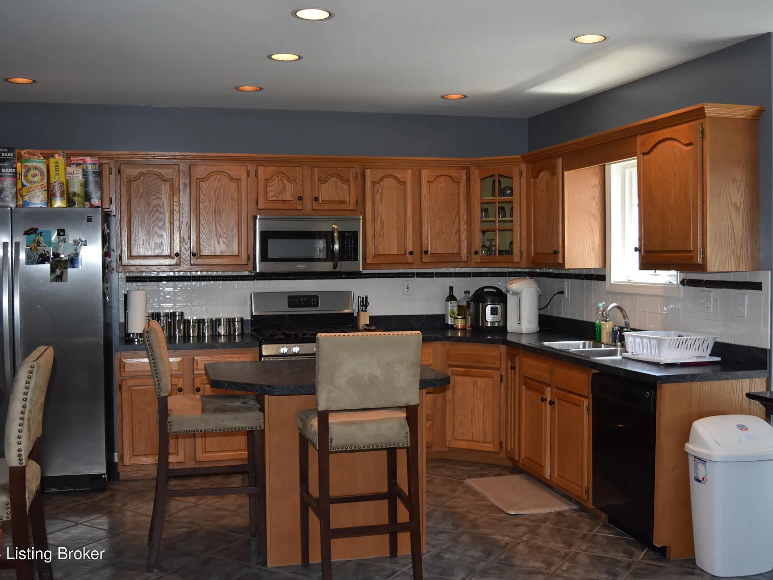4 bed, 2.5 bath, 2600 sqft, $2,850 — Photo 3