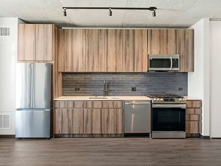 147 N Ashland Ave — Photo 1