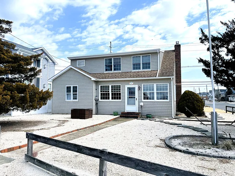 207 Bay Blvd — Photo 1