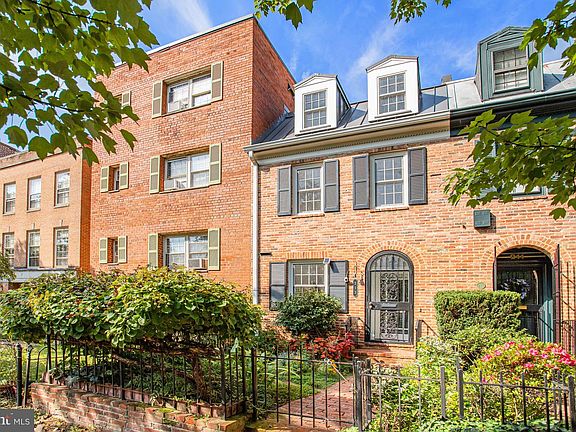 2nd image of 213 9th St SE