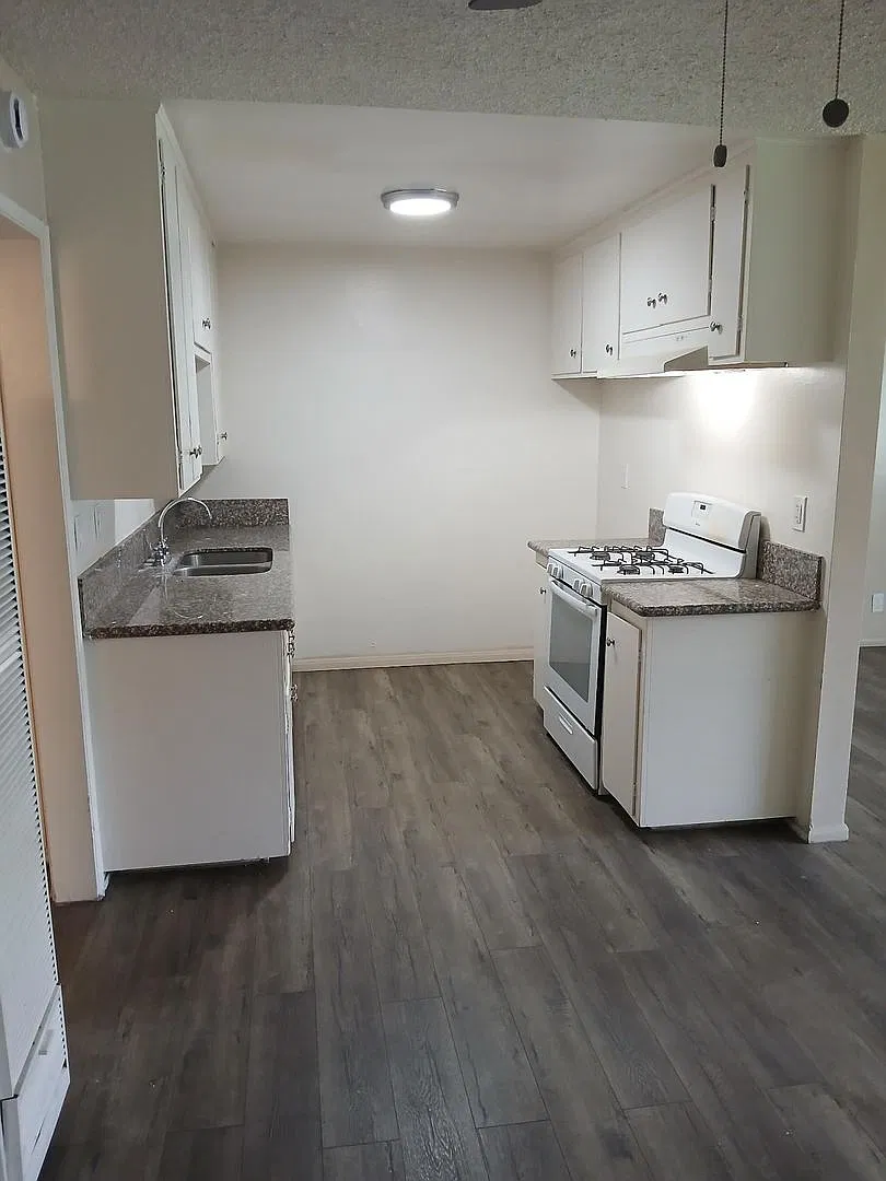 942 Springfield St — Photo 2
