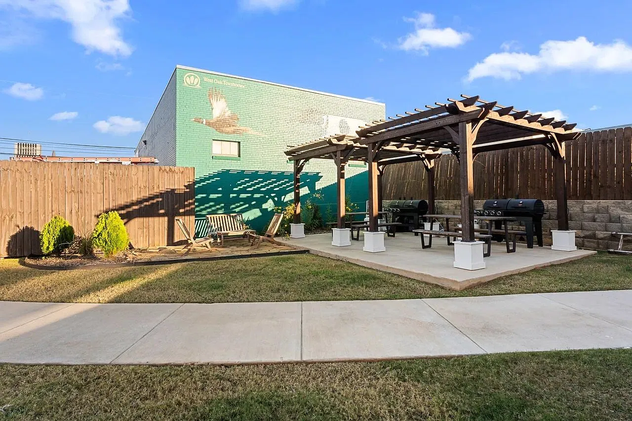Spacious 3BD/3.5BA Townhome Downtown Private En-Suites & Low-Maintenance Living — Photo 4