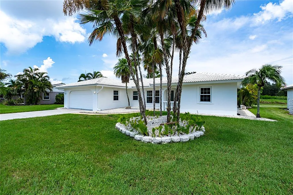 3 bed, 2.0 bath, 1989 sqft, $3,800 — Photo 2
