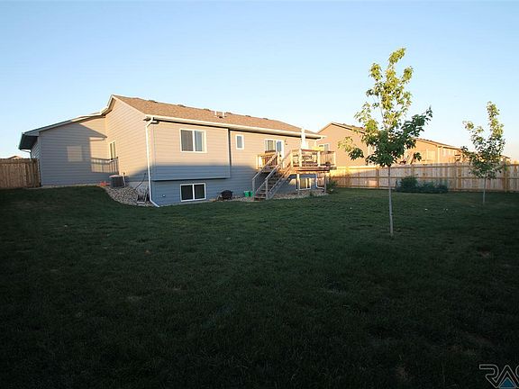 2nd image of 905 Rosewood Dr