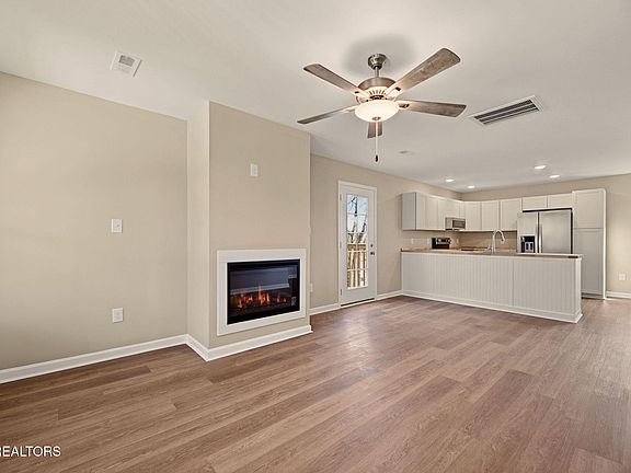 5th image of 136 California Ave