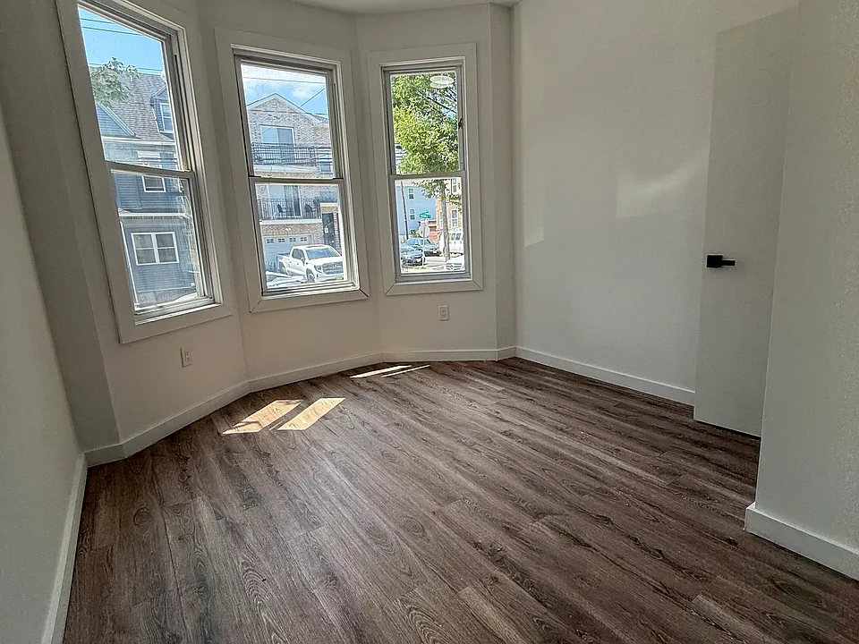 331 Sussex Ave #1LL