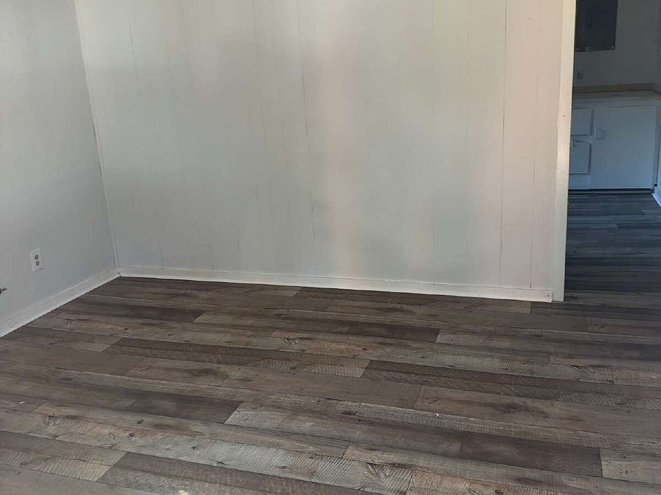 2nd image of 2916 Plainview Rd