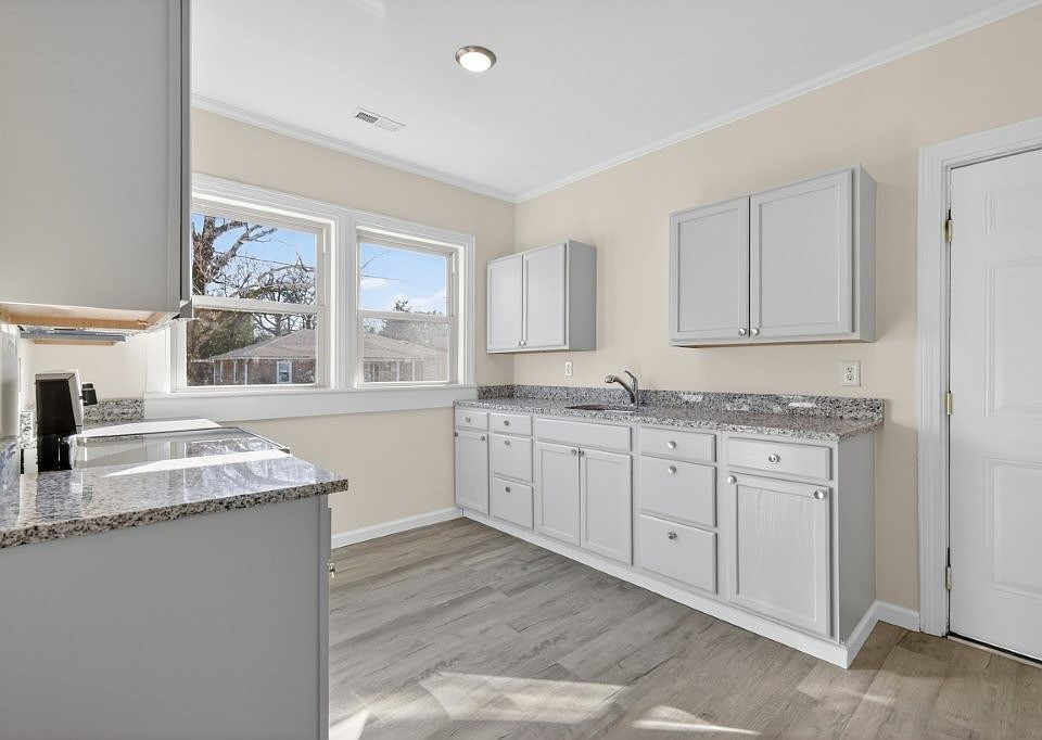 1st image of 207 Carter St
