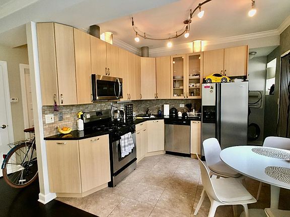 2nd image of 4014 W Ainslie St #1
