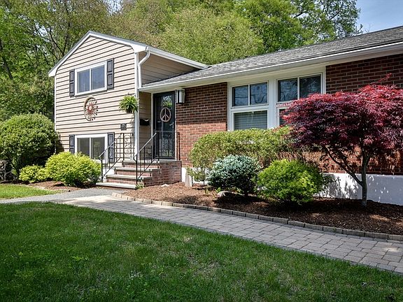 2nd image of 29 Little Tree Ln