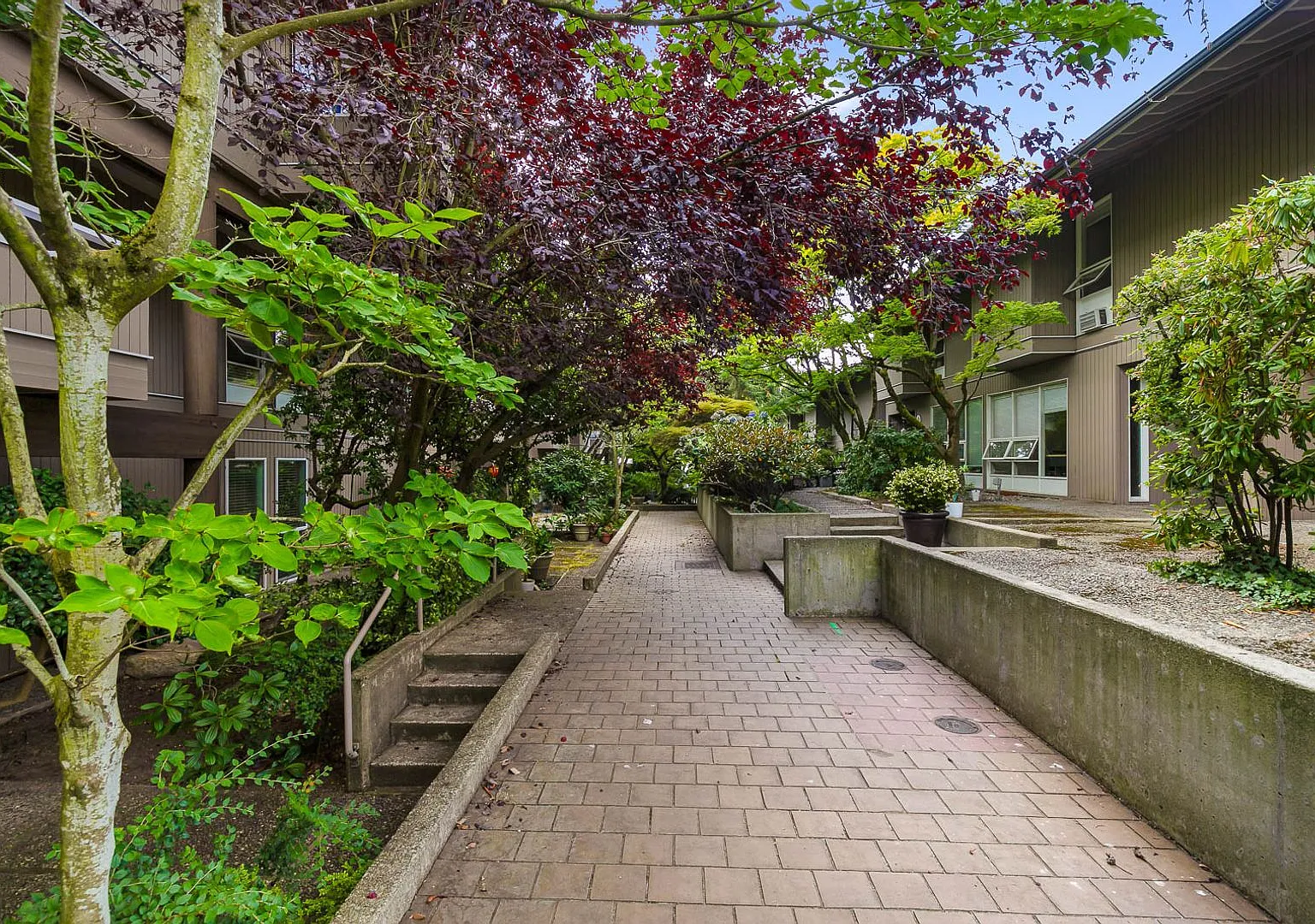 Beautifully Updated 2BR Townhome with Unbeatable Bellevue Location — Photo 4