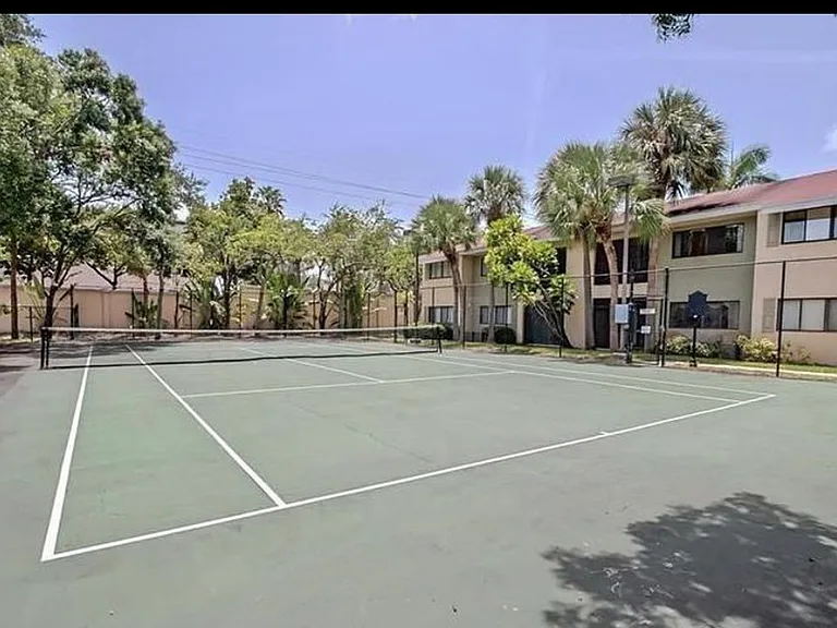 2445 SW 18th Ter #922 — Photo 2