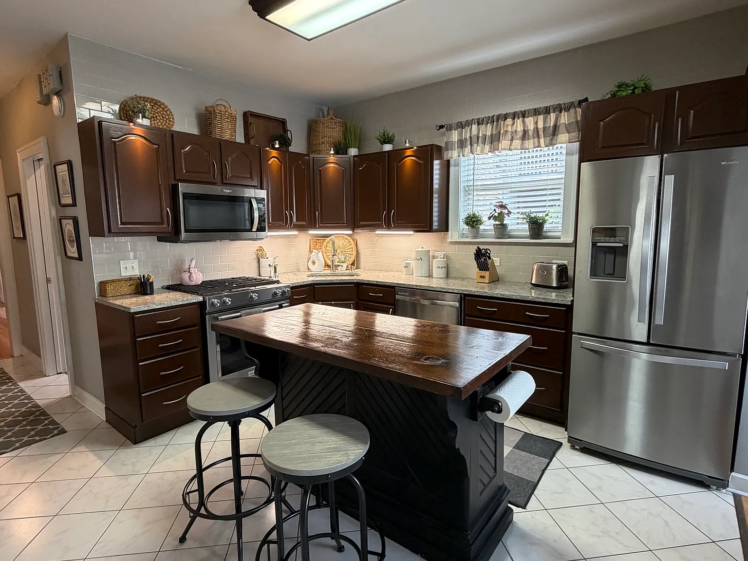 3 bed, 1400 sqft, $3,300 — Photo 3