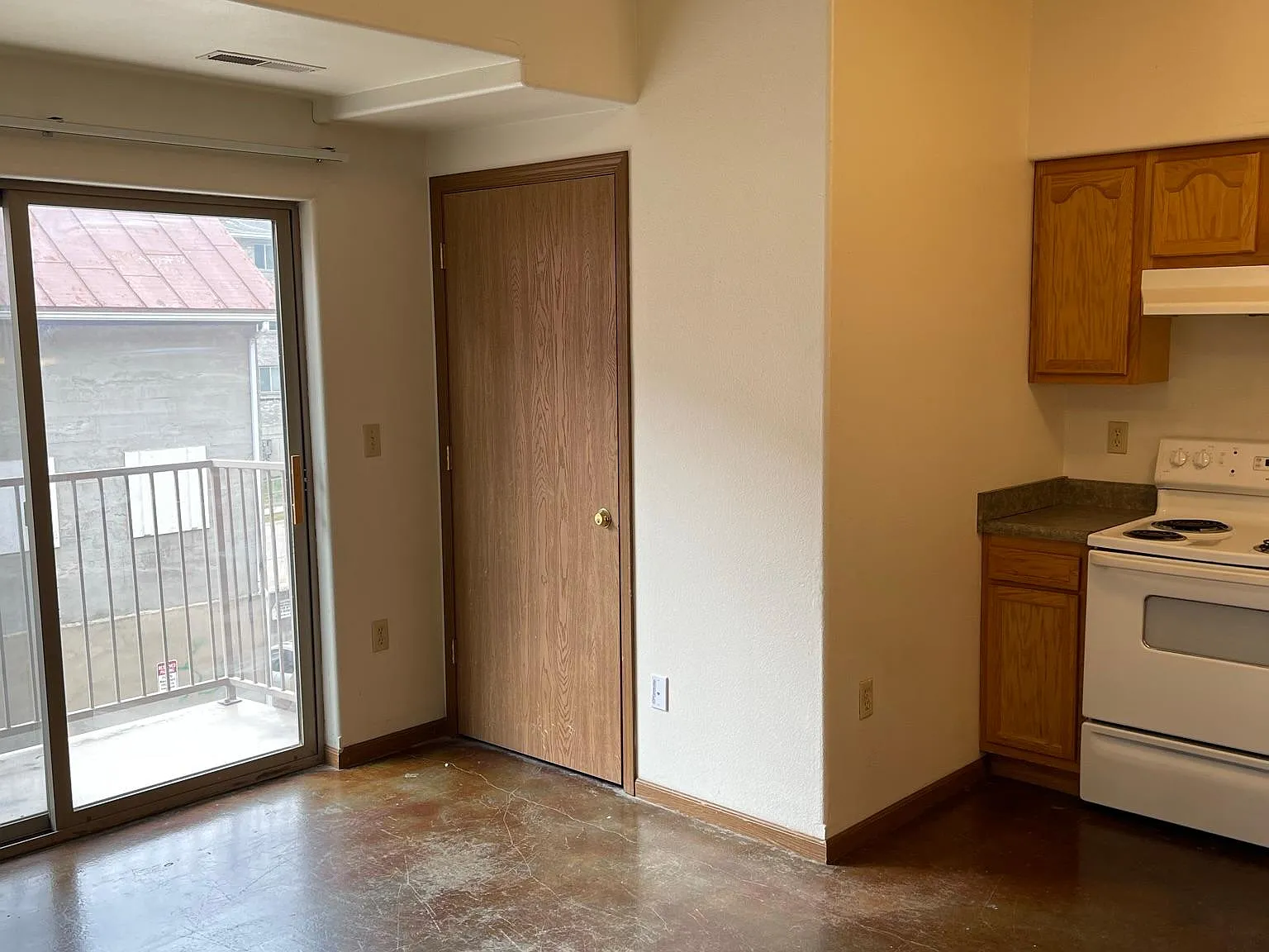 3 bed, 1072 sqft, $1,930 — Photo 4
