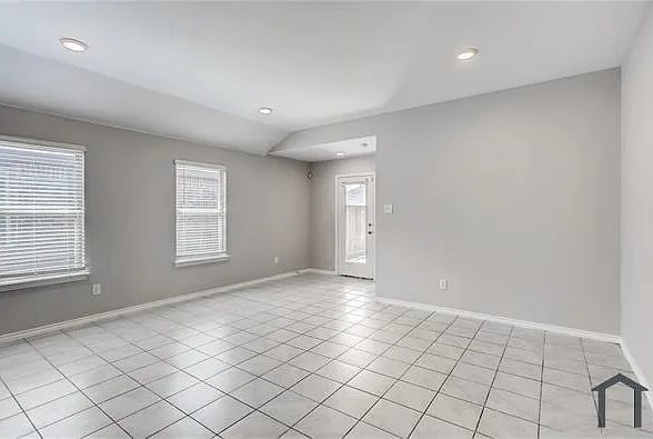 945 Newby Ln — Photo 4