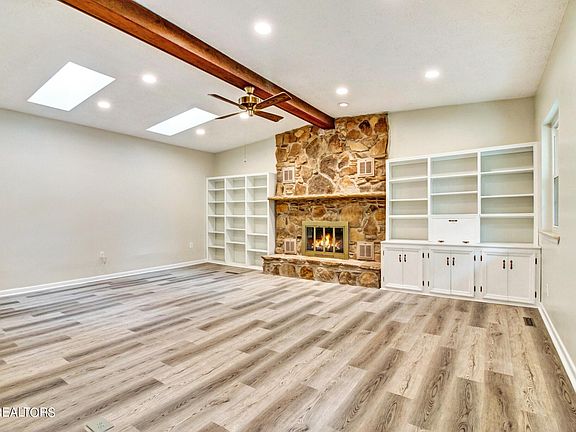 3rd image of 10 Meadowlark Cir