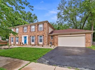 14250 Dinsmoor Dr, Chesterfield, MO 63017