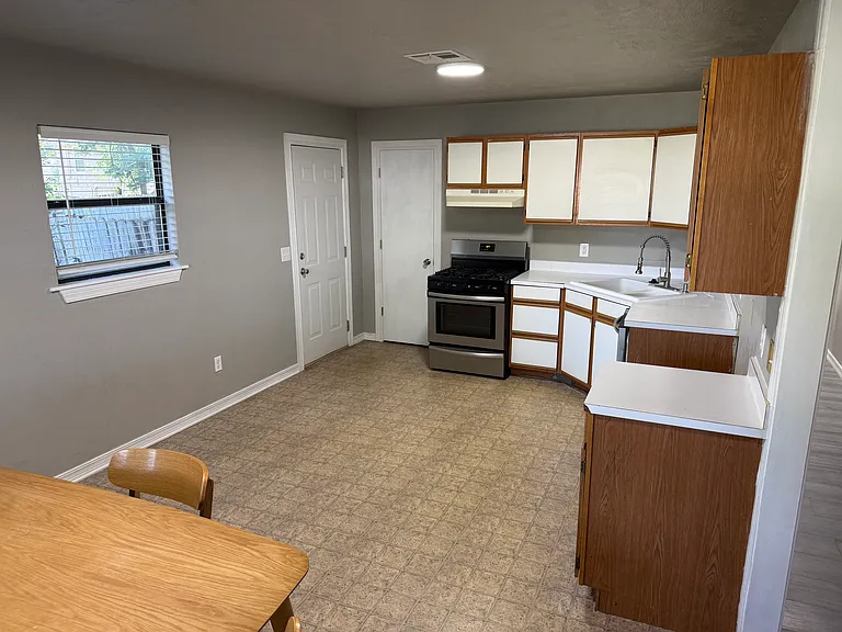 1008 S Lowry St — Photo 3