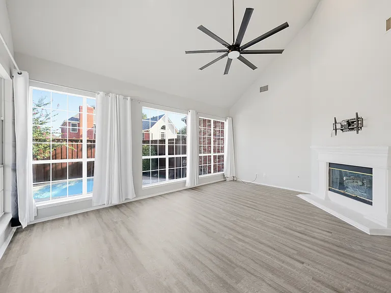 2416 McCarran Dr — Photo 25