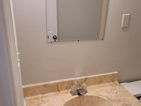 4th image of 952 Villa Dr APT 3