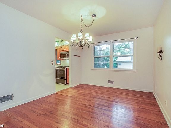 5th image of 12 Aldom Cir