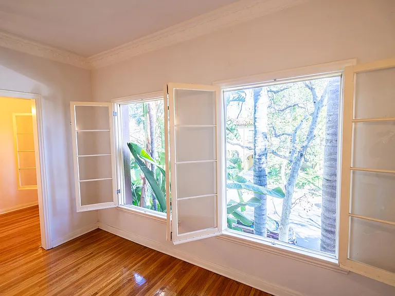 431 N Sycamore Ave #202 — Photo 3