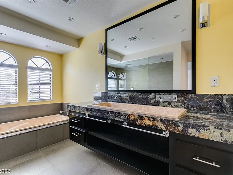 5046 Schumann Dr — Photo 33