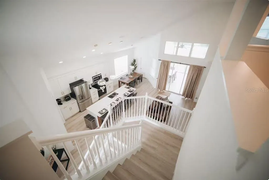 6 bed, 3.5 bath, 2368 sqft, $3,700 — Photo 3