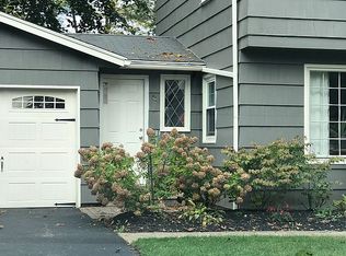 8 Pebble Hill Rd, Fairport, NY 14450