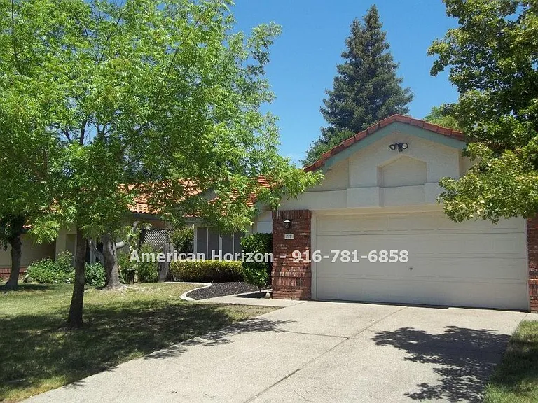 715 Merrill Ct — Photo 1