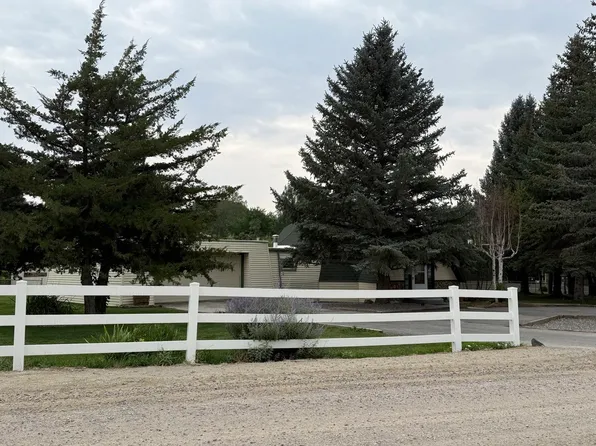 220 W Mountain View Dr, Riverton, WY 82501