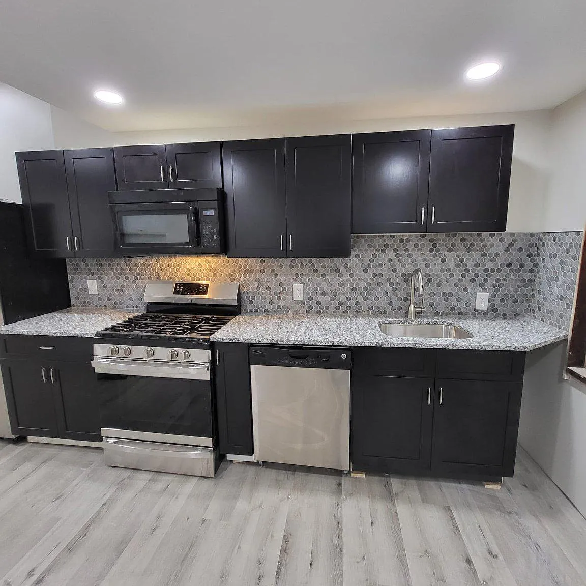 4 bed, 2.5 bath, 1894 sqft, $1,900 — Photo 1