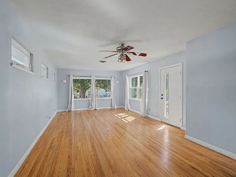422 N Pecan St — Photo 5