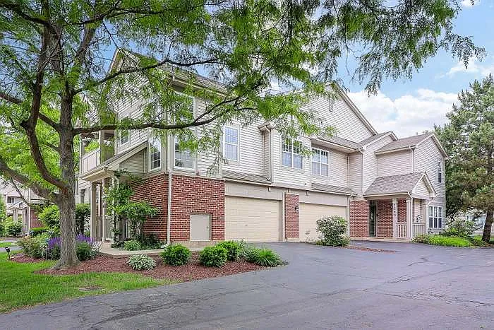 2276 Vanderbilt Dr — Photo 2